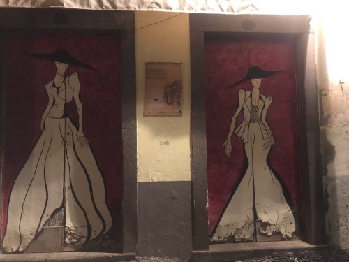 Une femme élégante dans une robe blanche sur les 2 portes IMG_2842