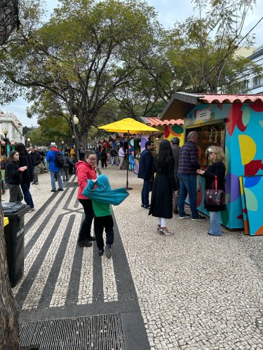 Une rue remplie de stands IMG_1479